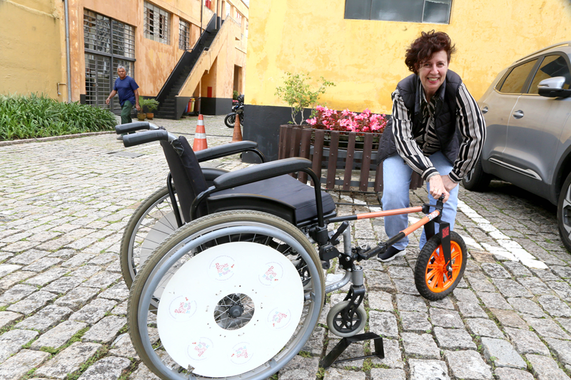 Inventora de Curitiba é finalista de prêmio internacional com acessório que dá autonomia a cadeirantes