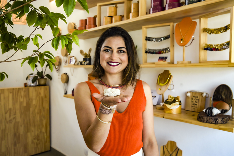 Empreendedora deixa multinacional para unir arte, cores e poesia em negócio com propósito