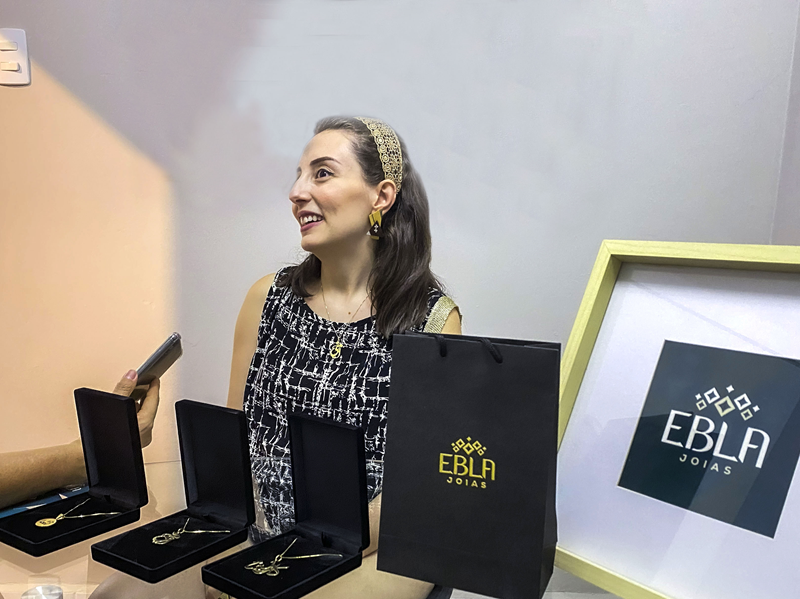 Ela fugiu da guerra na Síria e hoje transforma resiliência em joias personalizadas com palavras em árabe e aramaico