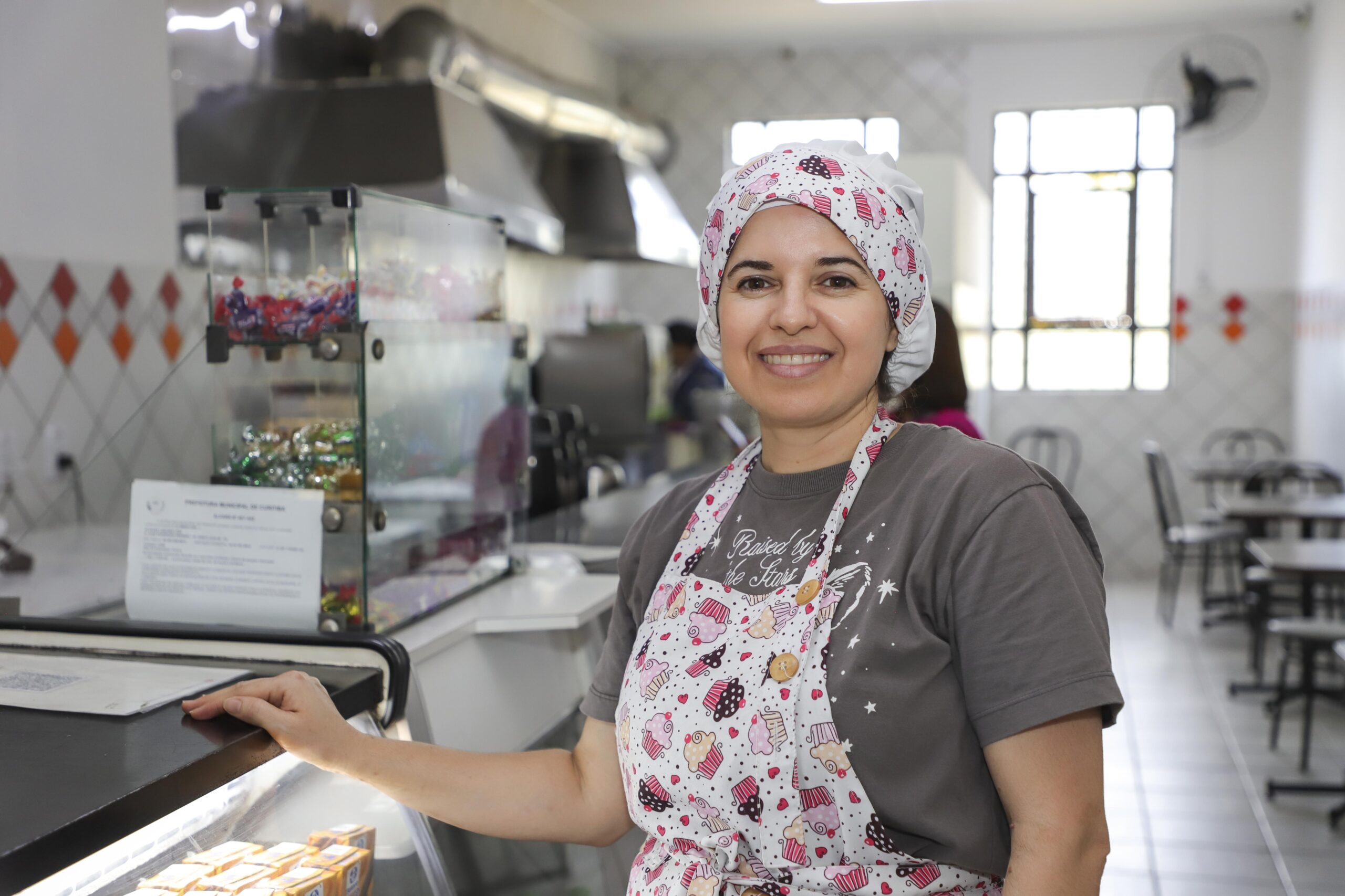 Há quatro anos, Leandra Baio da Silva chegou a Curitiba trazendo na bagagem receitas de bolos, doces e salgados e o sonho de empreender. Foto: Hully Paiva/SECOM
